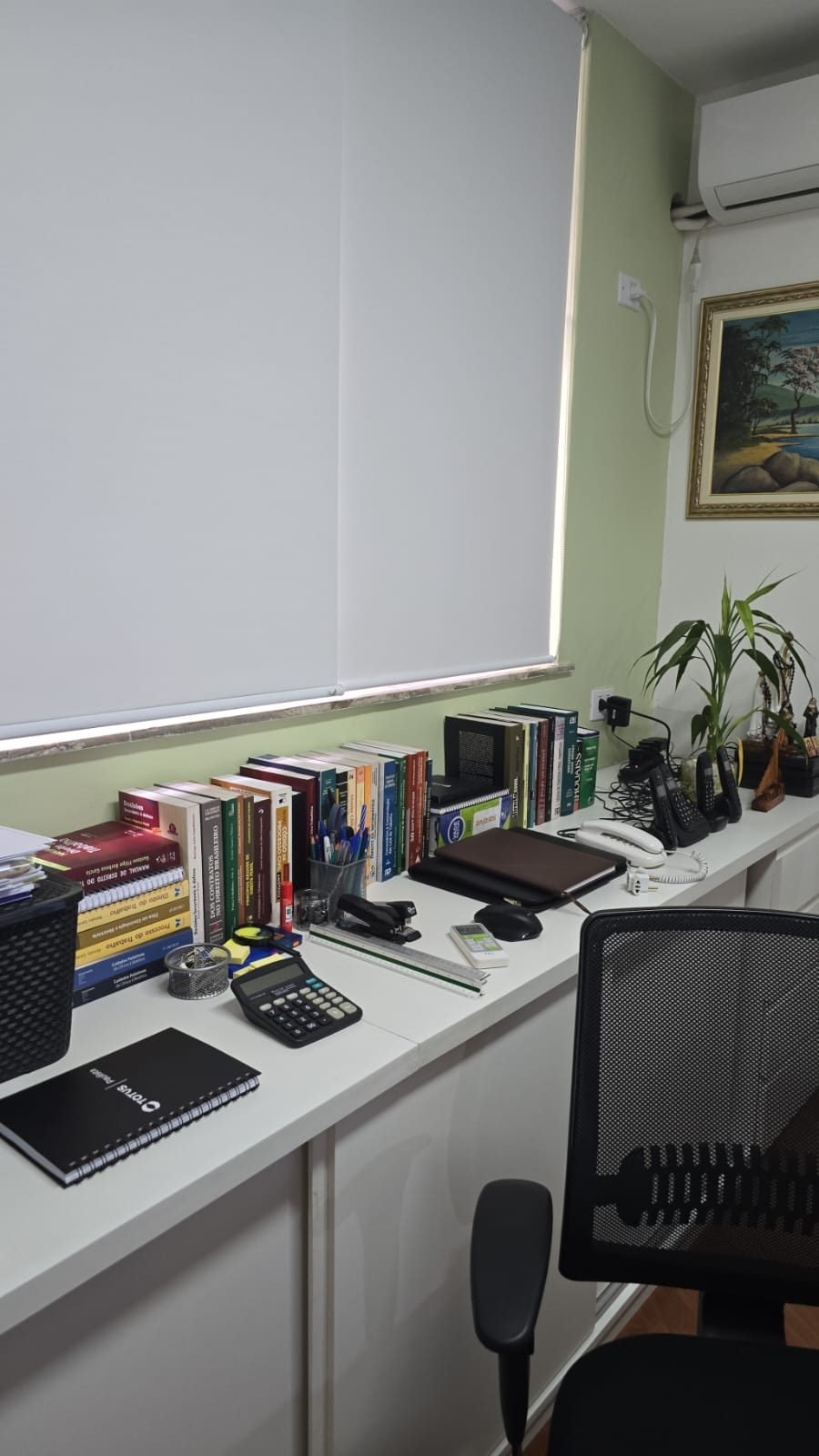Bancada com livros jurídicos de Direito do Trabalho e Previdenciário no escritório Parada Cury, na Liberdade, São Paulo