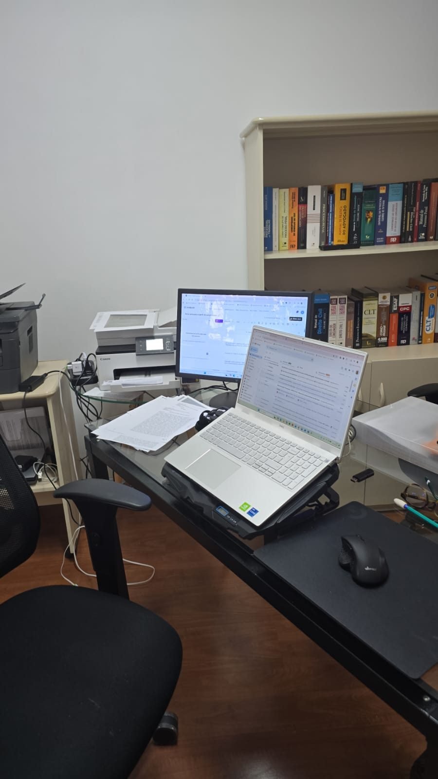 Mesa de trabalho com documentos no escritório na Liberdade
