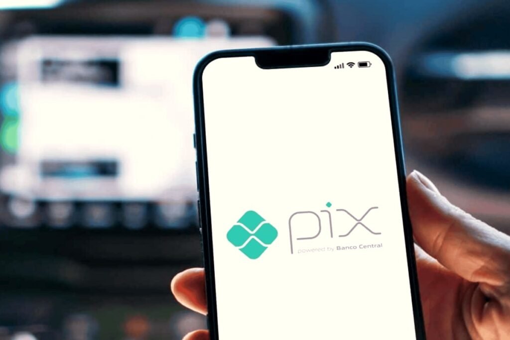 Celular com o simbolo do Pix, tema de golpe do Pix e fraude bancaria